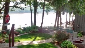 Una señal de alto, un sendero y una vista de un lago.