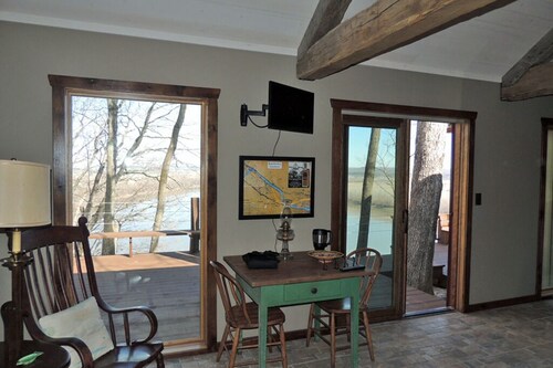 Fish Haus: charming cottage with breathtaking views of the Missouri River!!
