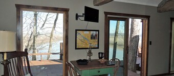 Fish Haus: charming cottage with breathtaking views of the Missouri River!!