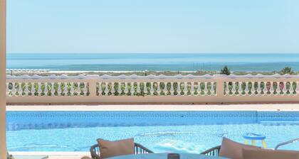 Luxury villa with best sea view in Lagos, Meia Praia, 6 rooms, 12 persons.