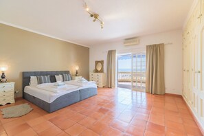 6 bedrooms, in-room safe, desk, iron/ironing board - Luxury villa with best sea view in Lagos, Meia Praia, 6 rooms, 12 persons. (Lagos)