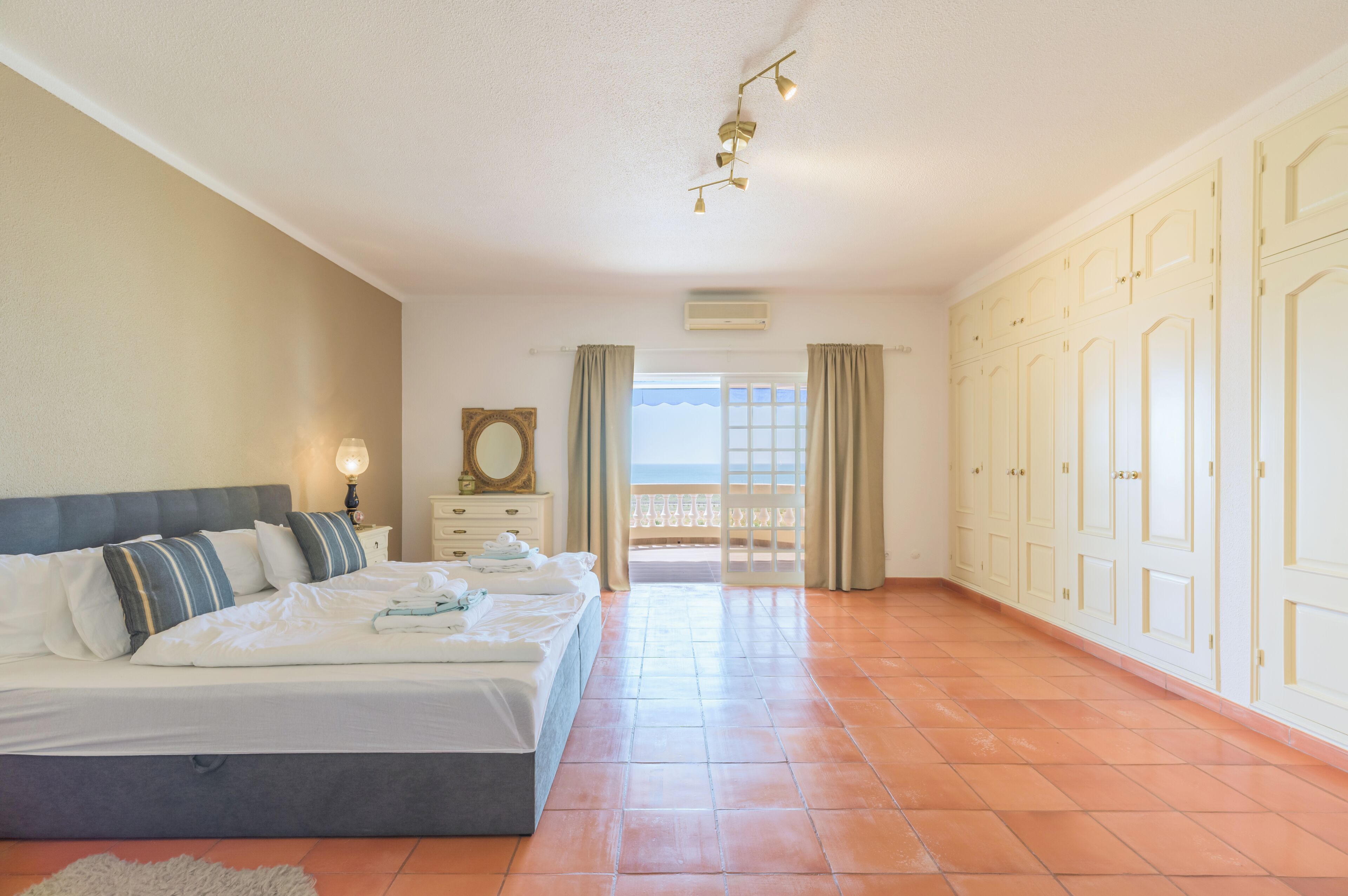 6 bedrooms, in-room safe, desk, iron/ironing board