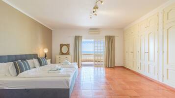 6 bedrooms, in-room safe, desk, iron/ironing board