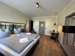 Een bureau, een strijkplank/strijkijzer, reisbedje, gratis wifi