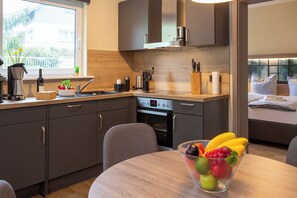 Réfrigérateur, un four, surface de cuisson, lave-vaisselle