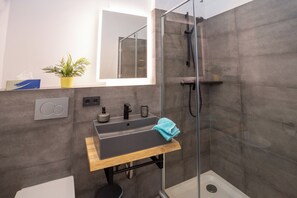 Dusche, Haartrockner, Handtücher