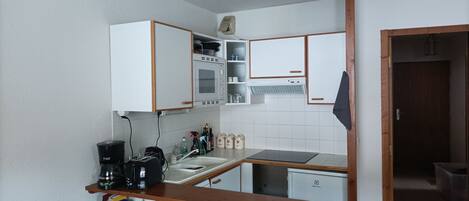 Réfrigérateur, micro-ondes, plaque de cuisson, lave-vaisselle