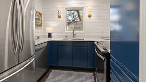 Coffee/tea maker, fridge, microwave, oven