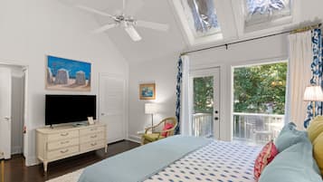 3 habitaciones, escritorio y tabla de planchar con plancha