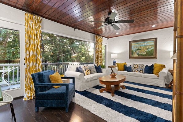 Smart TV, books - 3 Bedroom Villa Surrounded by Serenity and Beauty in Sea Palms Golf Resort (St. Simons Island)