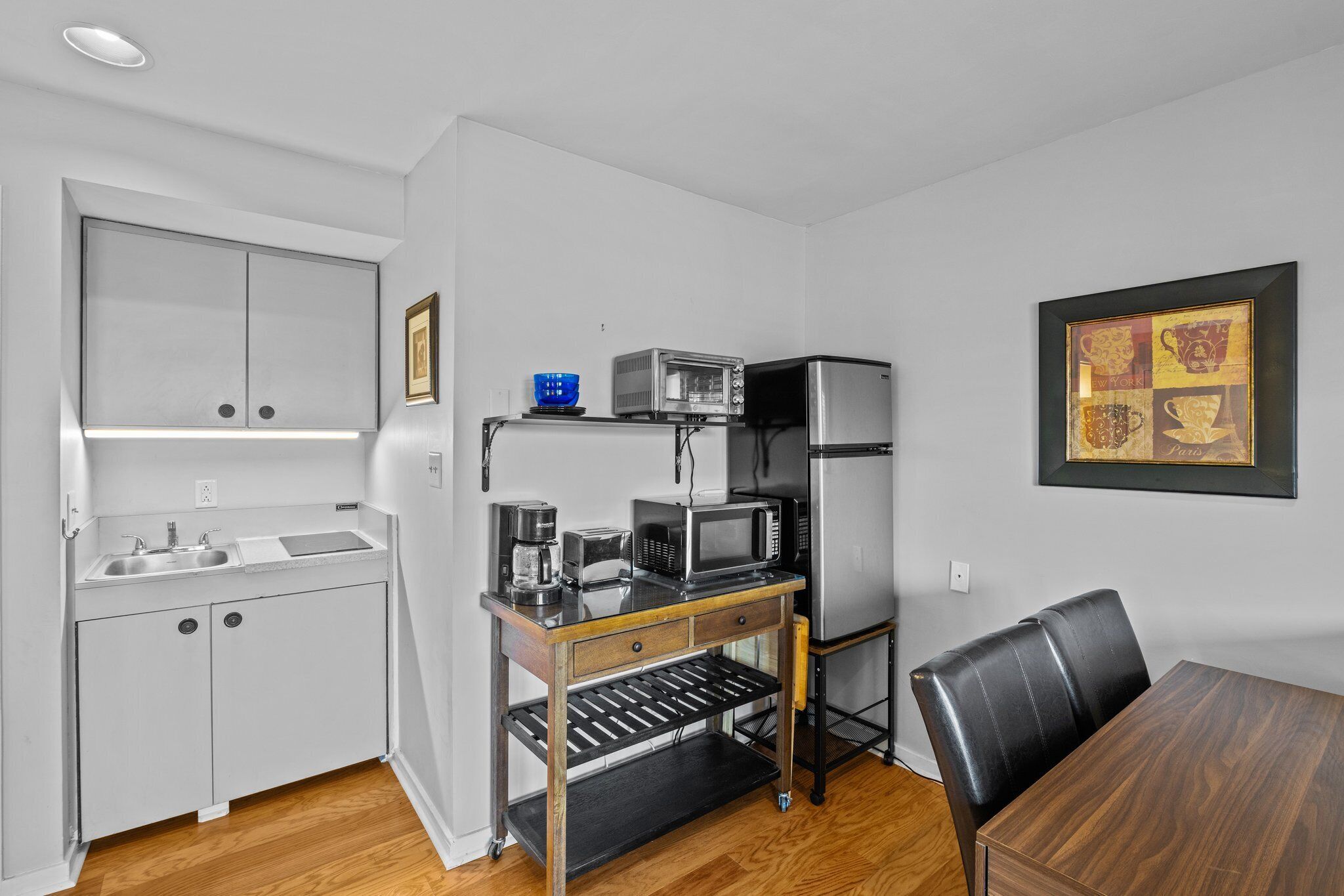 Refrigerador, microondas, parrilla de estufa y cafetera y tetera 