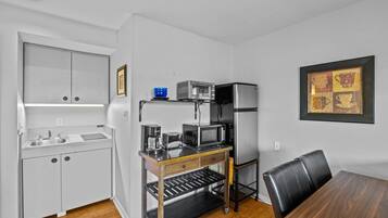 Refrigerador, microondas, parrilla de estufa y cafetera y tetera