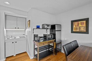 Fridge, microwave, stovetop, coffee/tea maker - Harbourside Hideaway (New Bern)