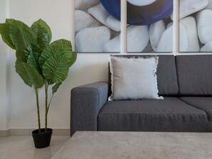 Smart TV, books - Daedalus flat - 3' from the metro
(Athens)