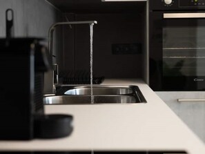 Fridge, microwave, oven, coffee/tea maker - Daedalus flat - 3' from the metro
(Athens)