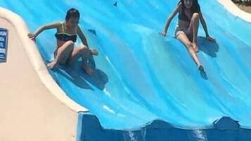 Una piscina cubierta, 2 piscinas al aire libre