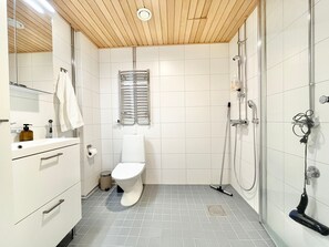 Apartamento Premium | Baño | Artículos de higiene personal gratuitos, secador de pelo y toallas