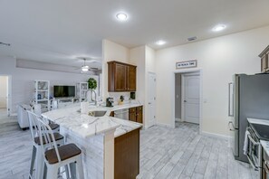 Kühlschrank, Mikrowelle, Ofen, Geschirrspüler