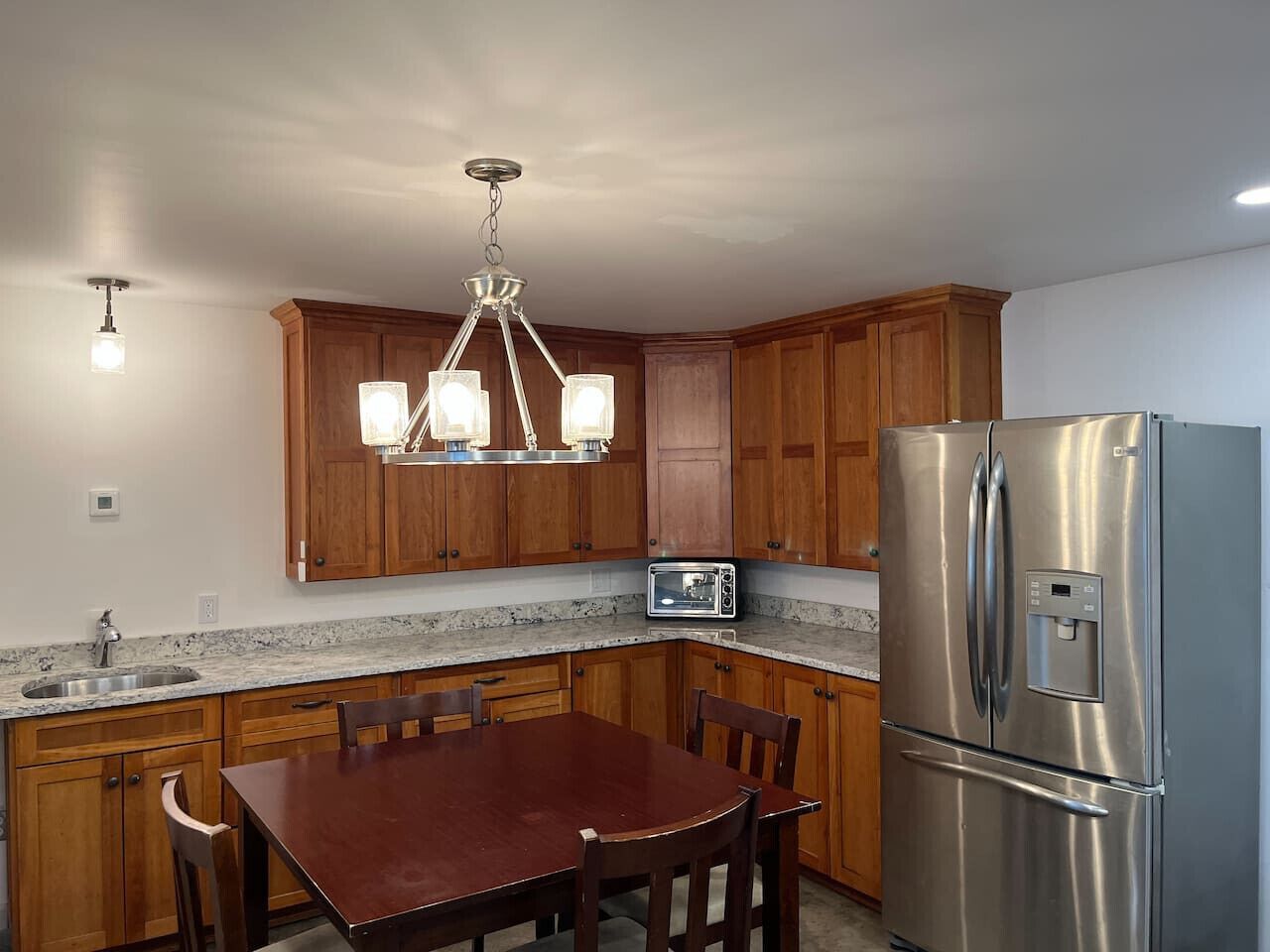 Een koelkast, een magnetron, een koffiezetapparaat/waterkoker