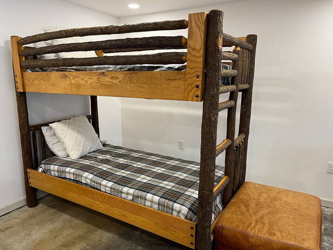 Een strijkplank/strijkijzer, reisbedje, wifi, beddengoed