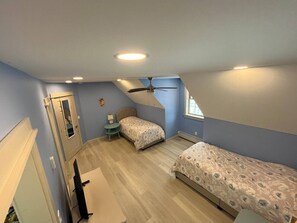 4 camere, una scrivania, ferro/asse da stiro, culla da viaggio