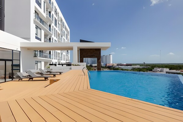 Una piscina al aire libre