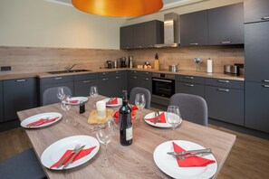 Réfrigérateur, un four, surface de cuisson, lave-vaisselle
