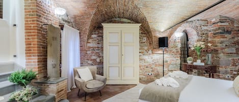 6 chambres, coffre-fort, literie fournie
