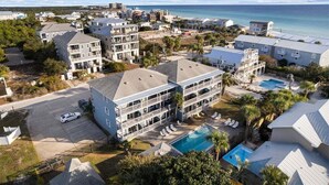 Ein Resort mit mehreren Gebäuden, einem Schwimmbad und Blick aufs Meer.
