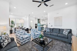 Een smart-tv en een kantoor