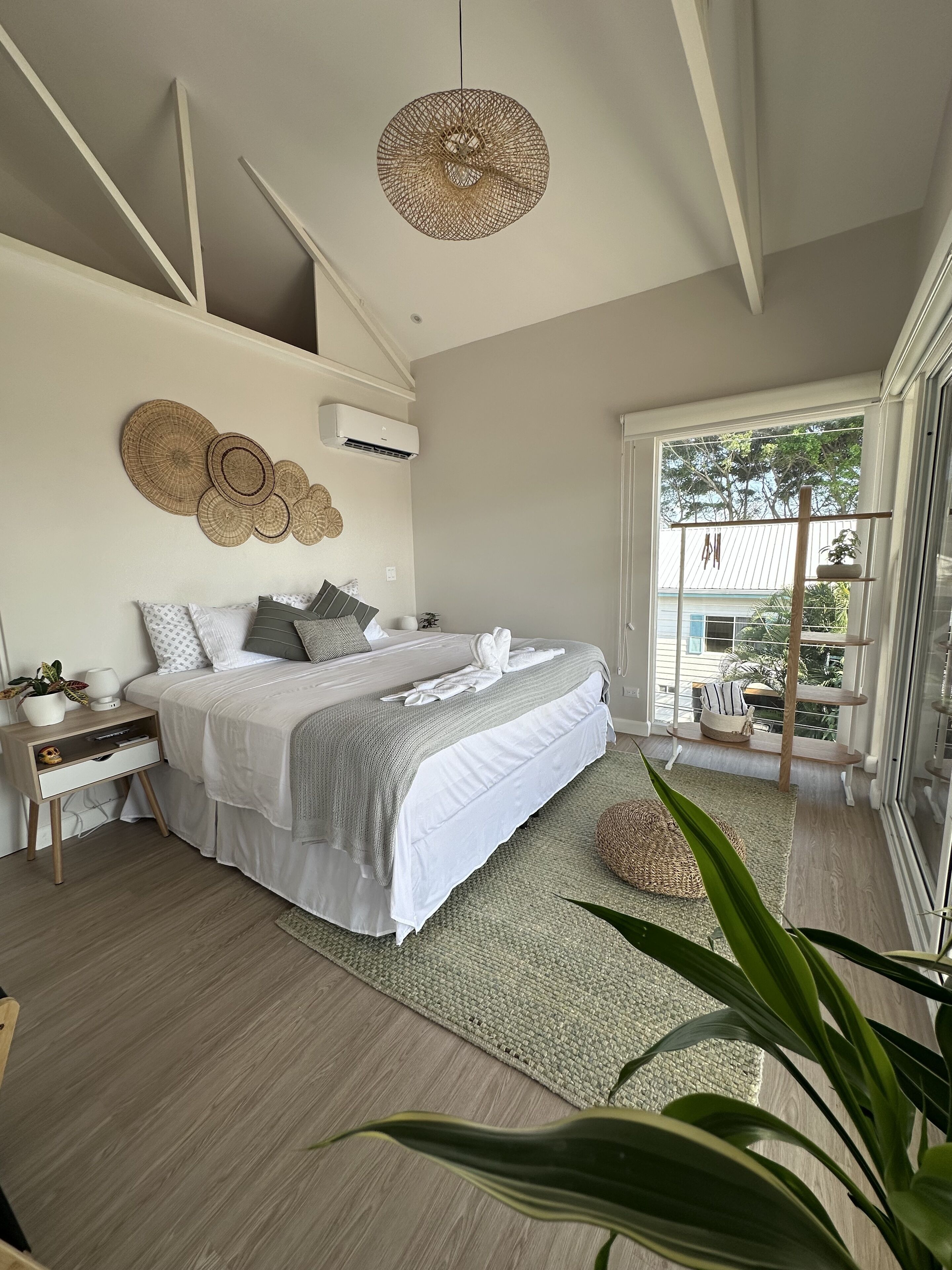 4 bedrooms, in-room safe, desk, free WiFi