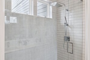 Douche, séchoir à cheveux, serviettes fournies