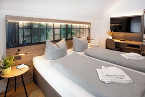 2 Schlafzimmer, Schreibtisch, Bügeleisen/Bügelbrett, Reisekinderbett