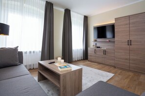 Fernseher, Tischtennisplatte, Bücher, Stereoanlage