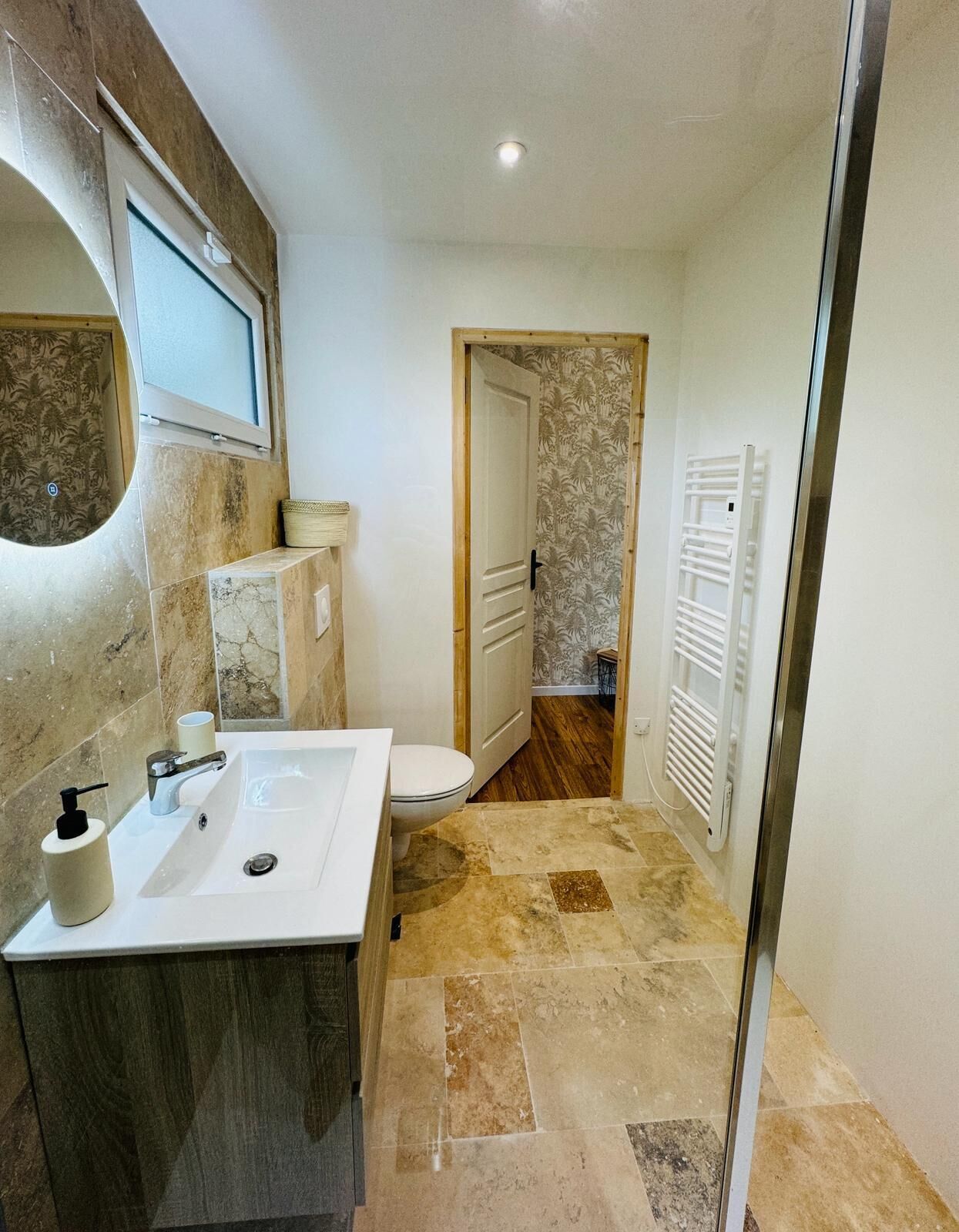 Secador de cabelo, toalhas de banho