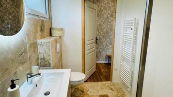 Secador de pelo, toallas