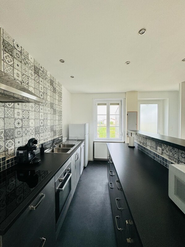 Kjøleskap, mikrobølgeovn, ovn og kokeplater