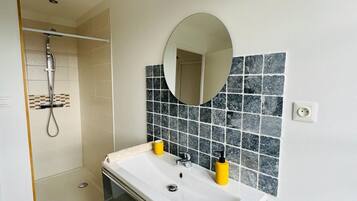 Een haardroger, handdoeken, zeep