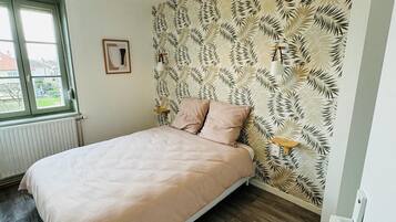 3 slaapkamers, een strijkplank/strijkijzer, internet, beddengoed