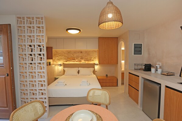 1 chambre, bureau, fer et planche à repasser, lit de bébé portatif