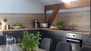 Cafetière/bouilloire, réfrigérateur, four, plaque de cuisson