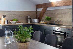 Fridge, oven, stovetop, dishwasher