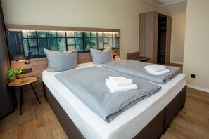 4 bedrooms, desk, iron/ironing board, travel crib