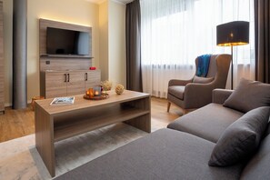 Televisie, een tafeltennistafel, boeken en een stereo