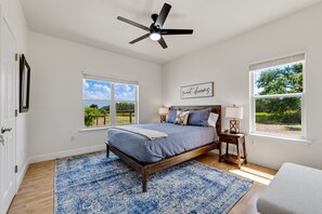 4 bedrooms, iron/ironing board, travel cot, free WiFi - Country Dream in Liberty Hill--4 BR/4 BA on 14 acres! (Liberty Hill)