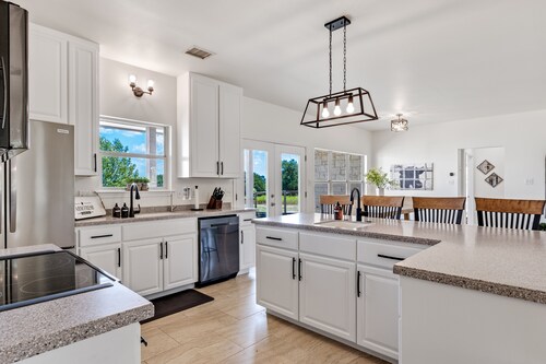 Country Dream in Liberty Hill--4 BR/4 BA on 14 acres!