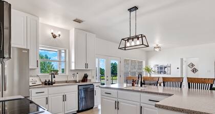 Country Dream in Liberty Hill--4 BR/4 BA on 14 acres!