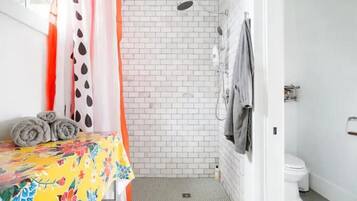Een douche, een haardroger, handdoeken, zeep