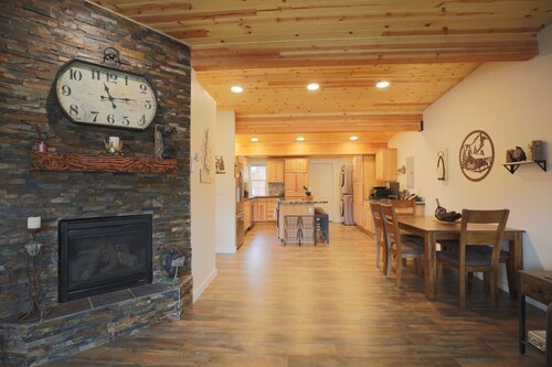 Cozy apartment centrally located in Crescent Lake!