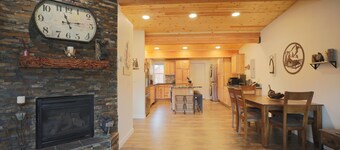 Cozy apartment centrally located in Crescent Lake!